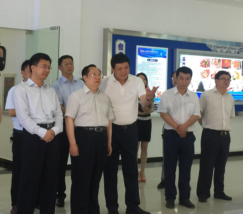 曾任十九屆中央委員，湖北省委副書記，省政府省長王曉東視察萊克小龍蝦選育繁育中心